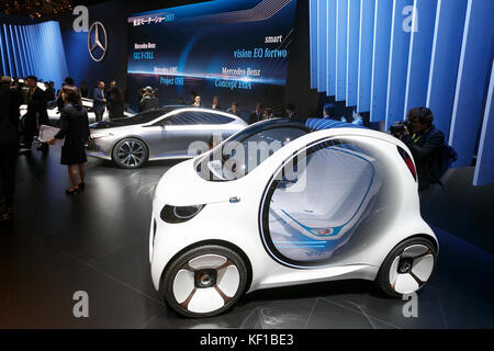 Tokyo, Japon. 25 octobre, 2017. Les visiteurs se réunissent au 45ème Tokyo Motor Show 2017 à Tokyo Big Sight, le 25 octobre 2017, Tokyo, Japon. Tokyo Motor Show 2017 mettra en vedette de nouvelles solutions de mobilité de plus de 153 automobiles japonaises et étrangères. L'exposition est ouverte au public du 26 octobre au 5 novembre. Credit : Rodrigo Reyes Marin/AFLO/Alamy Live News Banque D'Images