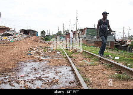 Nairobi, Kenya. 23 octobre 2017. Un homme peut être vu à Kibera, la région du bidonville de Nairobi, Kenya, le 23 octobre 2017. Après l'annulation par la Cour suprême du Kenya des élections présidentielles du 8 août, les Kenyans sont une fois de plus appelés à élire un nouveau chef d'Etat. Crédit : Gioia Forster/dpa/Alamy Live News Banque D'Images