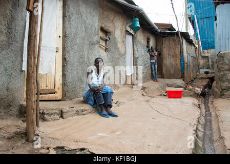 Nairobi, Kenya. 23 octobre 2017. Dolphin Anyango, partisan de l’opposition au Kenya, est assis devant la maison de ger à Kibera, dans la région du bidonville de Nairobi, Kenya, le 23 octobre 2017. Après l'annulation par la Cour suprême du Kenya des élections présidentielles du 8 août, les Kenyans sont une fois de plus appelés à élire un nouveau chef d'Etat. Crédit : Gioia Forster/dpa/Alamy Live News Banque D'Images