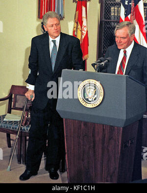 Le président américain Bill Clinton se tient debout avec ses béquilles alors qu'il écoute les remarques du gouverneur Lawton Chiles (démocrate de Floride) sur la réduction de la fraude Medicare et Medicaid. Dans la salle Roosevelt de la Maison Blanche à Washington, DC le 25 mars 1997. Crédit : Ron Sachs / CNP - PAS DE SERVICE DE FIL - photo : Ron Sachs/Consolidated News photos/Ron Sachs - CNP Banque D'Images