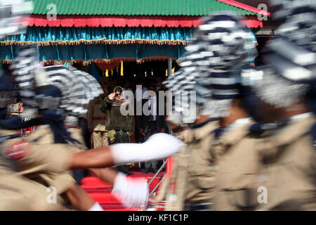 Srinagar, au Cachemire. 25 octobre, 2017. Les nouvelles recrues de la police indienne mars comme j&k ministre principal prendre salute, lors d'un passing out parade à un centre de formation quelques 696 nouveaux recrutements. manigam ganderbal au district. crédit : Sofi suhail/Alamy live news Banque D'Images