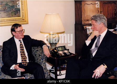 Le président des États-Unis Bill Clinton rencontre le chef du Parti unioniste d'Ulster David Trimble à la Maison Blanche à Washington, DC le 7 octobre 1993 crédit obligatoire : Robert McNeely/Maison Blanche via CNP - PAS DE SERVICE - photo : Robert McNeely/Consolidated News photos/Robert McNeely - Maison Blanche via CNP Banque D'Images