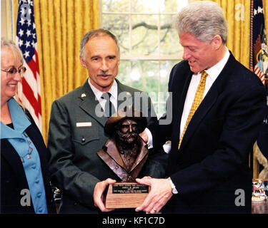 Le président des États-Unis Bill Clinton décerne à James M. Brady le prix Harry Yount National Park Ranger of the Year au bureau ovale de la Maison Blanche à Washington, DC, le 23 avril 1997. M. Brady est le directeur du parc national et de la réserve de Glacier Bay en Alaska. La femme de Brady, Gwen regarde de gauche à droite. Crédit obligatoire : Sharon Farmer/Maison Blanche via CNP - PAS DE SERVICE DE FIL - photo : Sharon Farmer/Consolidated News photos/Sharon Farmer - Maison Blanche via CNP Banque D'Images