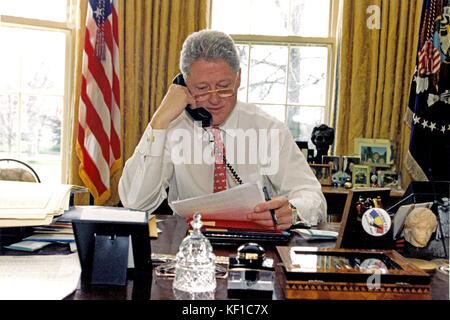 Le président des États-Unis Bill Clinton parle au téléphone au président Boris Eltsine de Russie depuis le bureau ovale de la Maison Blanche à Washington, DC, le 27 février 1997. Crédit obligatoire : Ralph Alswang/Maison Blanche via CNP - PAS DE SERVICE DE FIL - photo : Ralph Alswang/Consolidated News photos/Ralph Alswang - Maison Blanche via CNP Banque D'Images