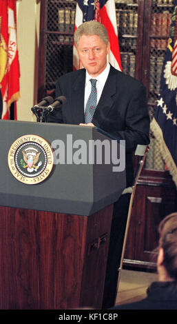 Le président des États-Unis Bill Clinton, au sujet des béquilles, parle de la réduction de la fraude Medicare et Medicaid dans la salle Roosevelt de la Maison Blanche à Washington, DC le 25 mars 1997. Crédit : Ron Sachs/CNP - AUCUN SERVICE DE FIL - photo : Ron Sachs/Consolidated News photos/Ron Sachs - CNP Banque D'Images