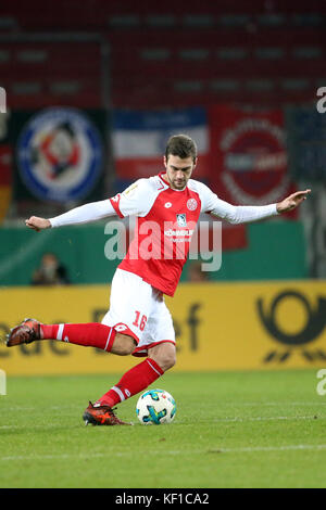 Daniel Brosinski de Mayence lors du match de football de la DFB Cup entre la FSV Mainz 05 et Holstein Kiel à Mayence, en Allemagne, le 24 octobre 2017. Photo : Thomas Frey/dpa Banque D'Images