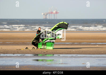 Southport, Merseyside. 25 octobre, 2017. Météo britannique. Un kite surfer prépare son matériel qu'il sera prêt à rouler les vagues sur Southport Merseyside en front de mer. Credit : Cernan Elias/Alamy Live News Banque D'Images