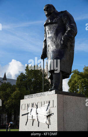 Londres, Royaume-Uni. 25 octobre, 2017. bande appliqué sur le graffiti y compris le mot "nazi" qui est paru le 24 octobre sur la statue de sir Winston Churchill en face du palais de Westminster à la place du parlement. La police a arrêté un homme aux alentours de 21h le 24 octobre sur la suspicion de dommages criminels. crédit : mark kerrison/Alamy live news Banque D'Images