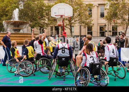 Londres, Royaume-Uni. 24 octobre, 2017. Le député britannique et en basket-ball en fauteuil roulant les joueurs jouent un match de basket-ball en fauteuil roulant pour sensibiliser la population en vue de la Journée mondiale contre la polio Crédit : Amanda rose/Alamy Live News Banque D'Images