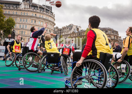 Londres, Royaume-Uni. 24 octobre, 2017. Le député britannique et en basket-ball en fauteuil roulant les joueurs jouent un match de basket-ball en fauteuil roulant pour sensibiliser la population en vue de la Journée mondiale contre la polio Crédit : Amanda rose/Alamy Live News Banque D'Images