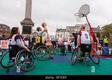 Londres, Royaume-Uni. 24 octobre, 2017. Le député conservateur d'Ellwood Tobias prend un tir de pénalité dans un match de basketball en fauteuil roulant pour marquer la Journée mondiale contre la polio. Credit : Amanda rose/Alamy Live News Banque D'Images
