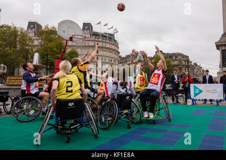 Londres, Royaume-Uni. 24 octobre, 2017. Le député britannique et en basket-ball en fauteuil roulant les joueurs jouent un match de basket-ball en fauteuil roulant pour sensibiliser la population en vue de la Journée mondiale contre la polio Crédit : Amanda rose/Alamy Live News Banque D'Images