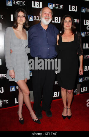 Los Angeles, CALIFORNIE, États-Unis. 24 octobre 2017. 24 octobre 2017 - Los Angeles, Californie - Romy Reiner, Rob Reiner et son épouse Michele Singer Reiner. Première mondiale de 'LBJ' à ArcLight Hollywood à Los Angeles. Crédit photo : AdMedia crédit : AdMedia Banque D'Images