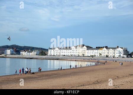 Les gens profiter du beau temps à Exmouth dans le Devon, UK beach Banque D'Images