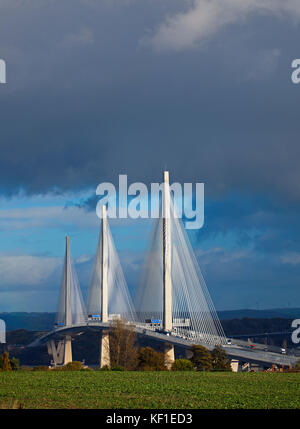 Edinburgh, South Queensferry, Ecosse, Royaume-Uni. 25 octobre, 2017. Météo britannique. Moody skies avec maintien du vent les nuages et le soleil en mouvement autour de la nouvelle Queensferry Crossing. Banque D'Images