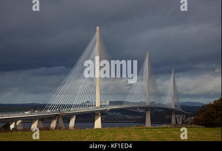 Edinburgh, South Queensferry, Ecosse, Royaume-Uni. 25 octobre, 2017. Météo britannique. Moody skies avec maintien du vent les nuages et le soleil en mouvement autour de la nouvelle Queensferry Crossing. Banque D'Images