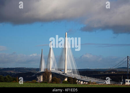 Edinburgh, South Queensferry, Ecosse, Royaume-Uni. 25 octobre, 2017. Météo britannique. Moody skies avec maintien du vent les nuages et le soleil en mouvement autour de la nouvelle Queensferry Crossing. Banque D'Images