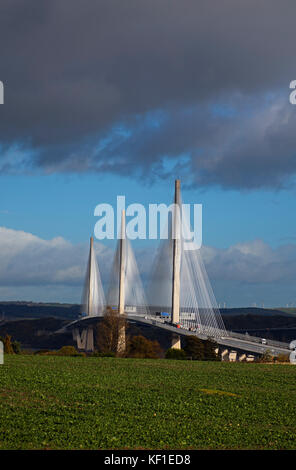 Edinburgh, South Queensferry, Ecosse, Royaume-Uni. 25 octobre, 2017. Météo britannique. Moody skies avec maintien du vent les nuages et le soleil en mouvement autour de la nouvelle Queensferry Crossing. Banque D'Images