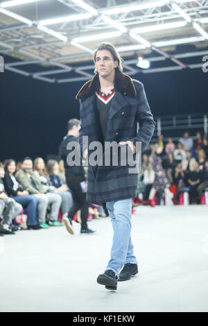 Zagreb, Croatie. 24 Oct, 2017. Mannequin portant des vêtements pour l'automne - hiver, conçu par Robert Sever sur le mode bipa.hr fashion show à Zagreb, Croatie. Credit : Goran Jakuš/Alamy Live News Crédit : Goran Jakuš/Alamy Live News Banque D'Images