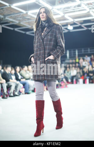 Zagreb, Croatie. 24 Oct, 2017. Mannequin portant des vêtements pour l'automne - hiver, conçu par Robert Sever sur le mode bipa.hr fashion show à Zagreb, Croatie. Credit : Goran Jakuš/Alamy Live News Banque D'Images