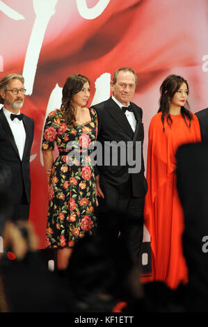 Tokyo, Japon. 25 octobre, 2017. Le réalisateur Martin Provost, réalisateur et Tommy Lee Jones avec sa fille Victoria Jones et l'actrice Zhao Wei, assister à tapis rouge du 30e Festival International du Film de Tokyo en tant que membres du jury de la compétition internationale à Roppongi Hills à Tokyo le 25 octobre 2017. Credit : Hiroko Tanaka/Alamy Live News Banque D'Images