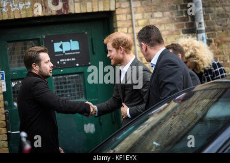 Copenhague, Danemark. 25 octobre 2017.HRH le prince Harry du pays de Galles se serre la main avec Olivier Sevestre, responsable communautaire de KPH Projects à Copenhague. Harry a effectué une visite au centre lors d'un voyage officiel de deux jours dans la capitale danoise. Credit: Matthew James Harrison / Alamy Live News Banque D'Images