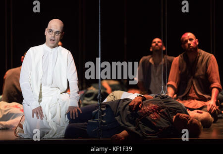 Berlin, Allemagne. 25 octobre 2017. Stefan Cifolelli, interprétant Gandhi (CL, debout sur scène avec d'autres membres de la distribution lors d'une répétition photographique de l'opéra 'Satyagraha' dans le Komische Oper à Berlin, Allemagne, 25 octobre 2017. La première de l'opéra aura lieu le 27 octobre 2017. Crédit : Jörg Carstensen/dpa/Alamy Live News Banque D'Images