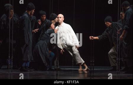 Berlin, Allemagne. 25 octobre 2017. Stefan Cifolelli, interprétant Gandhi (C), se tenant sur scène avec d'autres membres de la distribution lors d'une répétition photographique de l'opéra 'Satyagraha' dans le Komische Oper à Berlin, Allemagne, le 25 octobre 2017. La première de l'opéra aura lieu le 27 octobre 2017. Crédit : Jörg Carstensen/dpa/Alamy Live News Banque D'Images