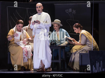 Berlin, Allemagne. 25 octobre 2017. Stefan Cifolelli, interprétant Gandhi (C), se tenant sur scène avec d'autres membres de la distribution lors d'une répétition photographique de l'opéra 'Satyagraha' dans le Komische Oper à Berlin, Allemagne, le 25 octobre 2017. La première de l'opéra aura lieu le 27 octobre 2017. Crédit : Jörg Carstensen/dpa/Alamy Live News Banque D'Images