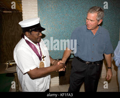 Le président américain George W. Bush secoue la main du légendaire Fats Domino, portant une Médaille nationale des arts, après que le président l'a présenté mardi 29 août 2006, chez le musicien dans le 9ème arrondissement de la Nouvelle-Orléans. La médaille a été une médaille de remplacement pour celle qui, à l'origine, a été décernée par le président Bill Clinton, a été perdue dans les eaux inondées de l'ouragan Katrina. Crédit obligatoire : Eric Draper/White House via CNP/MediaPunch Banque D'Images