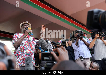 Nairobi, Comté de Nairobi, Kenya. 25 octobre 2017. Raila Odinga, chef de l'opposition au Kenya, s'adresse aux partisans de la National Super Alliance (NASA) à Uhuru Park Nairobi où il leur a demandé de boycotter la répétition des élections présidentielles prévues pour le 26 octobre 2017. Crédit : Billy/SOPA/ZUMA Wire/Alay Live News Banque D'Images