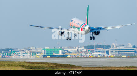 Le 25 octobre 2017, Cerberus Capital Management, l'us private equity group, s'est approché au sujet d'Alitalia une soumission pour sauver l'avion en difficulté Banque D'Images