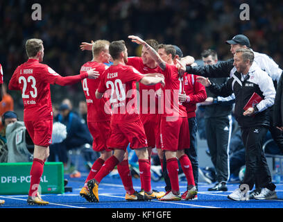 Le buteur de Cologne Simon Zoller (11) embrasse l'entraîneur-chef Peter Stoger (R) après avoir marquant le but d'ouverture, tandis que les coéquipiers Jannes-Kilian Horn (23), Frederik Sorensen (4), Salih -zcan (20) et Dominique Heintz (4th de gauche) s'approchent de lui lors du match de football de la coupe DFB entre Hertha BSC contre 1. FC Cologne à Berlin, Allemagne, 25 octobre 2017. (CONDITIONS D'EMBARGO - ATTENTION: Le DFB interdit l'utilisation et la publication d'images séquentielles sur Internet et d'autres médias en ligne pendant le match (y compris la mi-temps). ATTENTION : PÉRIODE DE BLOCAGE ! Le DFB permet l'utilisation ultérieure et pub Banque D'Images