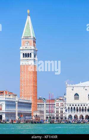 Venise ITALIE VENISE occupé des foules de touristes visiter Venise, Riva degli Schiavoni, promenade près de palais des Doges et le campanile Venise Italie Europe de l'UE Banque D'Images