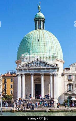 Venise ITALIE VENISE touristes assis sur les marches à l'extérieur de l'église de San Simeone Piccolo église Santa Croce Venise Italie Europe de l'UE Banque D'Images
