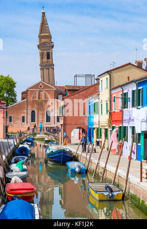 Venise ITALIE VENISE tour de l'église de San Martino Piazza Baldassare Galuppi Burano place principale Burano lagune de Venise Venise Italie Europe Banque D'Images