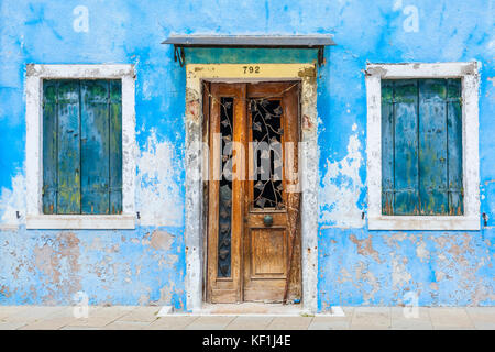 Venise ITALIE VENISE Fishermans house maison peinte bleu défraîchie avec porte en bois et des volets bleus Ile de Burano Lagune de Venise Venise Italie Europe Banque D'Images