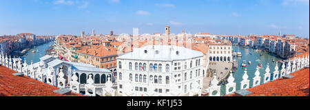 Venise Italie Venise vue aérienne du grand canal de Venise et toits toits de Venise de l'Fontaco dei Tedeschi department store Venise Italie Banque D'Images