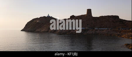 La corse, île-rousse (l'île rouge) : coucher de soleil sur la tour génoise et le phare de la pietra sur le dessus de l'ile de la pietra (pierre) promontory Banque D'Images