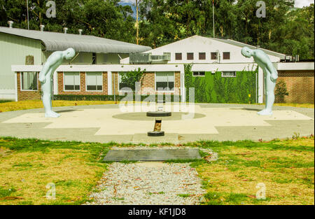 Cayambe, Equateur - septembre 05, 2017 : ligne de l'équateur monument, deux hommes lapidés statue marque le point par lequel passe l'équateur, l'équateur, cayambe Banque D'Images