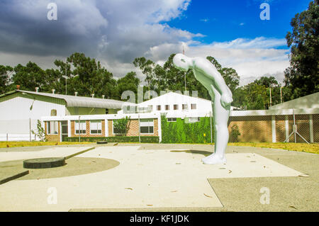 Cayambe, Equateur - septembre 05, 2017 : ligne de l'équateur, monument de pierres statue homme marque le point par lequel passe l'équateur, l'équateur, cayambe Banque D'Images