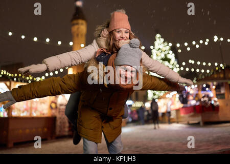 Heureux couple having fun at Christmas market Banque D'Images