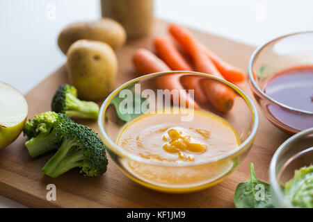 Purée de légumes pour bébé ou bol en verre Banque D'Images