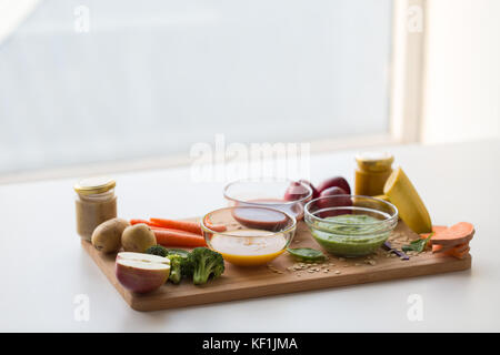 Purée de légumes pour bébé ou bols en verre Banque D'Images