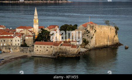 Budva, Monténégro - vue panoramique sur la vieille ville au crépuscule Banque D'Images