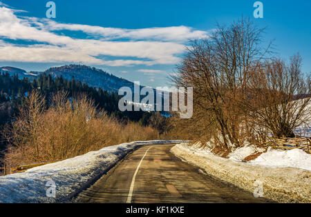 Serpentine d'enroulement en hiver. joli paysage transport dans les montagnes Banque D'Images