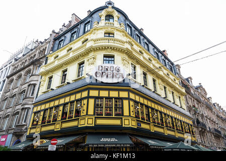 Bruxelles, Belgique - 26 août 2017 : classic bar appelé drug opera dans la vieille ville de Bruxelles, Belgique Banque D'Images