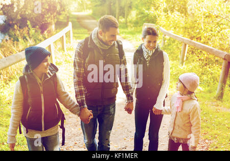 Famille heureuse avec sacs à dos randonnée Banque D'Images