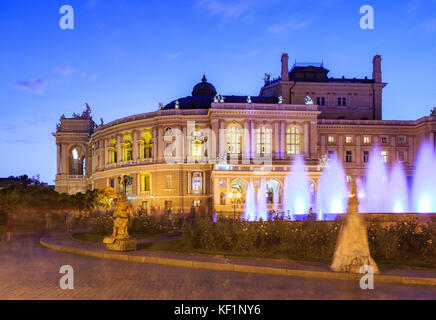 La nuit dans le parc à Odessa près de l'opéra, de l'ukraine Banque D'Images