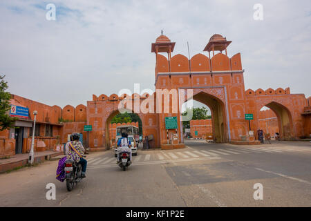 Jaipur, Inde - le 19 septembre 2017 : personnes non identifiées dans le passage des motos des portes d'entrée de la ville en Inde, Rajasthan, Jaipur Banque D'Images